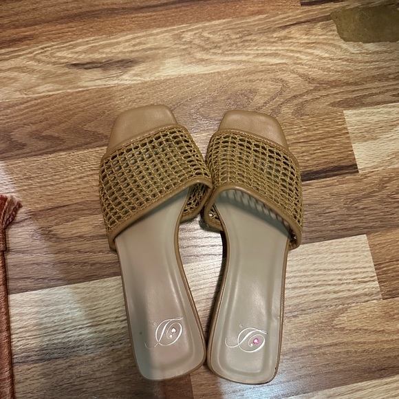 Women’s Tan Woven Kitten Heels Size 8 - Picture 1 of 3